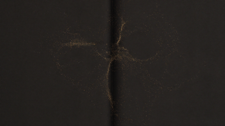 Illustration abstraite d'un fin maillage de particules lumineuses ambrées, évoquant l'intelligence artificielle