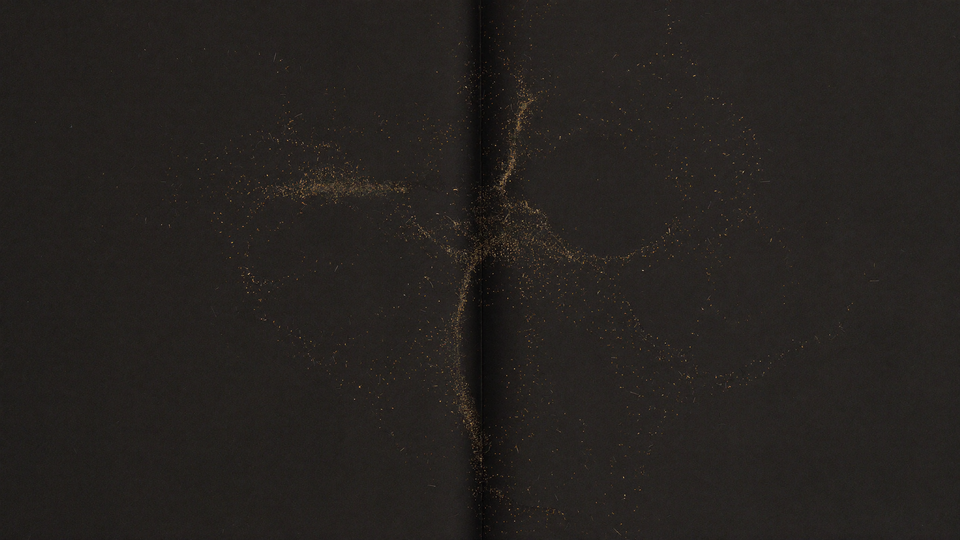 Illustration abstraite d'un fin maillage de particules lumineuses ambrées, évoquant l'intelligence artificielle
